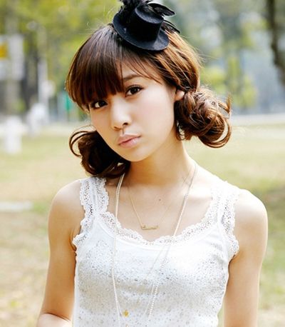 齐刘海发型花苞头女生 盘头发刘海花苞头盘发