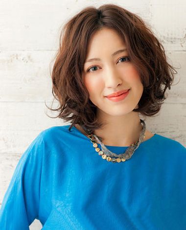 适合脸大女生的短发发型图片 大脸中分短发烫