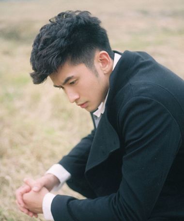 男的<em>两边</em>短上面长的<em>头发</em> 男生上面<em>头发留</em>长左