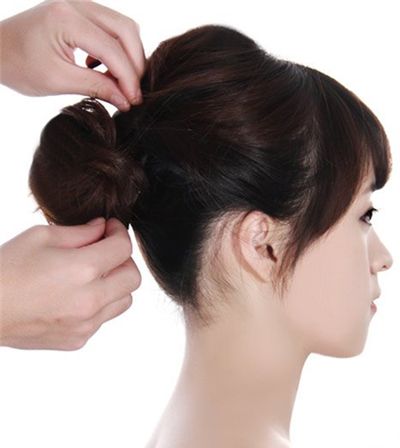 长方脸女人<em>梳</em>什么<em>头发显年轻</em> 适合方脸的长发