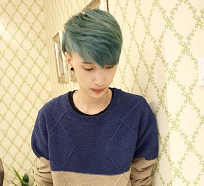 今年流行什么颜色的发型男 男生发型深颜色(2