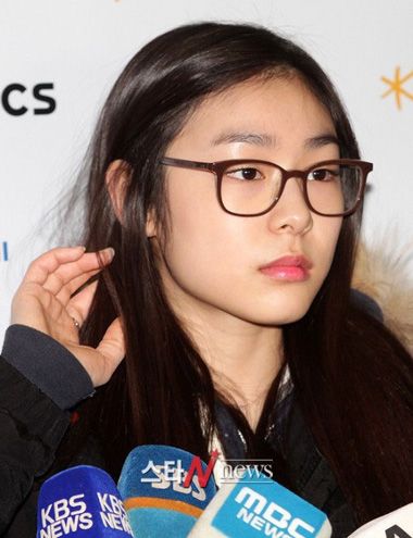 胖脸戴眼镜的人适合什么样的发型 胖脸型发型