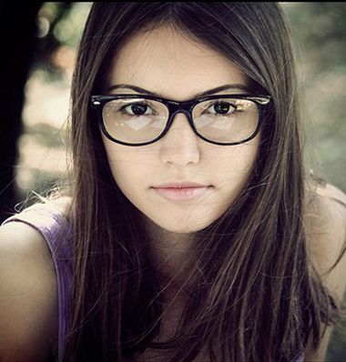 胖脸戴眼镜的人适合什么样的发型 胖脸型发型