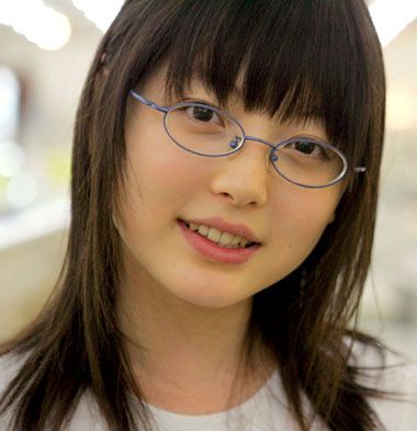 胖脸戴眼镜的人适合什么样的发型 胖脸型发型