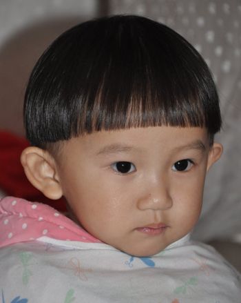 帅气的男宝宝短发发型 男宝宝个性锅盖头发型