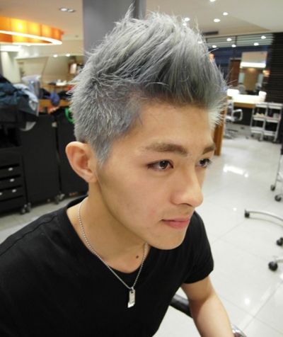 头发长的男生染白色好看吗 男生长头发染什么