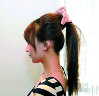 学生高马尾扎发步骤 蓬松高马尾的扎法(3)