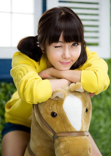 菱形脸简单的扎头发方法 菱形脸怎么扎好看发