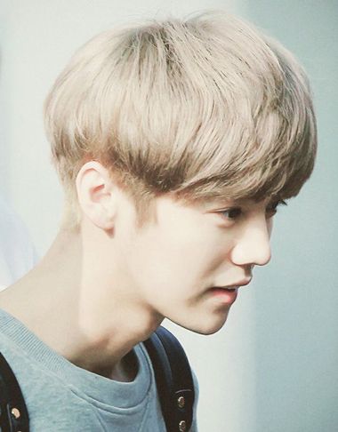 男生两边凹蘑菇头发型 男生蘑菇头发型