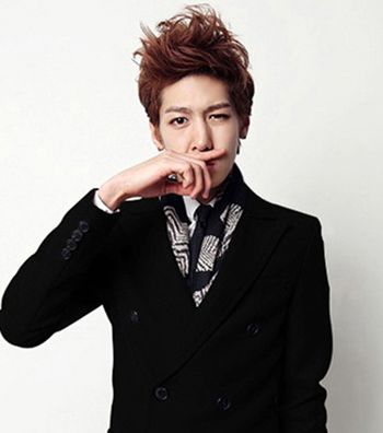 稍微卷发的男生适合留什么发型 2015年最新男