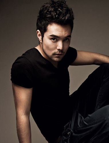 男生自来卷怎么抓头发 自来卷男生发型设计教