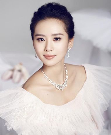 齐肩中发晚宴发型 时尚晚宴发型图片(2)