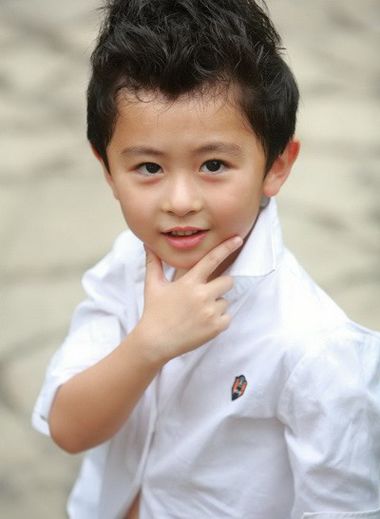 给4岁男孩理什么发型 4岁男宝宝的酷发型图片