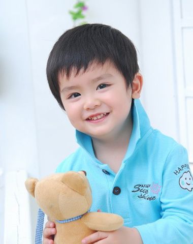 给4岁男孩<em>理</em>什么发型 4岁<em>男宝宝</em>的酷发型图片