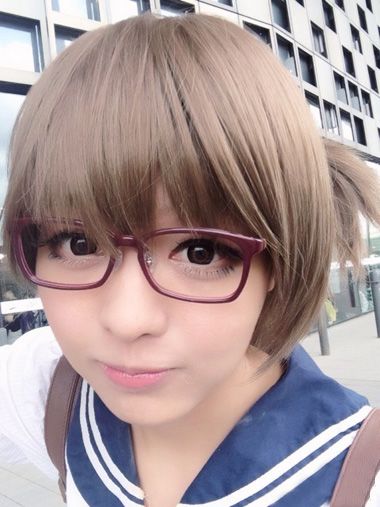 戴眼镜圆脸适合什么发型 2015女生圆脸戴眼镜短发发型图片