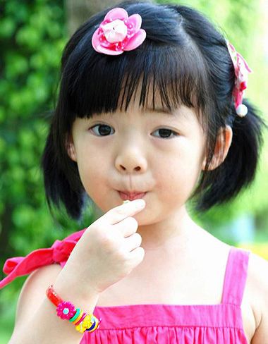 玩发型 小孩扎发 如何梳儿童学生头扎发 儿童学生头扎头发  小女孩的
