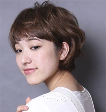 长脸的学生适合什么样的短发 女学生长脸阳光短发发型