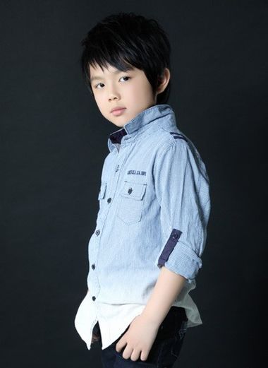 六岁小男孩斜 刘海 纹理烫短发发型