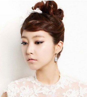 学生怎样盘漂亮的发型 初中生简单盘发发型