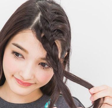 刘海麻花辫的编法图解 把刘海编成麻花辫(3)