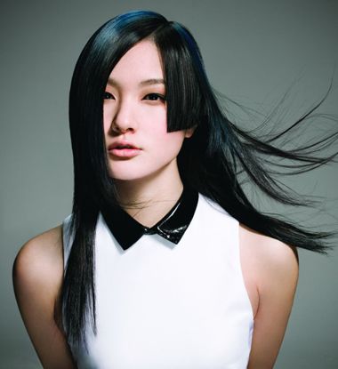 沙宣发型怎样配衣服 沙宣长发直发型图片(3)