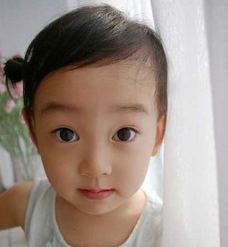 女孩蘑菇头怎么扎才好看 如何给蘑菇头小女孩