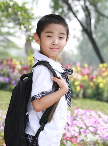 小男孩小学生超短发直发发型发型的设计总是和小孩子的气质相关的,小