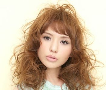 脸大高个子头发少适合什么发型 头发细少大脸