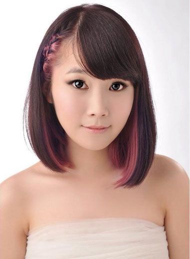 在 女生发型中,编发和扎发是运用最多的,梳头发从肩头开始做,刘海上图片