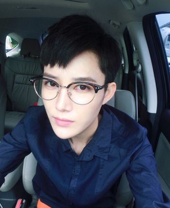 男生戴眼镜瓜子脸额头小发型设计 适合男生好