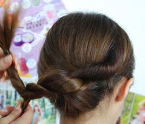 2015简单又流行的盘发方法 适合初中生的盘发