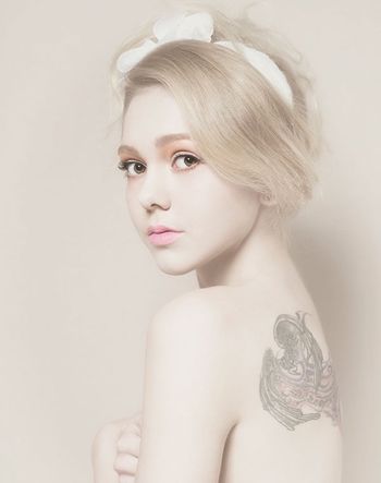 皮肤白的女孩适合把头发染什么颜色 皮肤白适