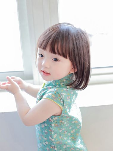 小女孩齐刘海内扣 纹理烫中短发发型