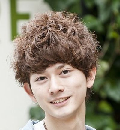 男短发烫发根效果图 中短发根部扭转的烫发 男生的 烫发比起短 直发