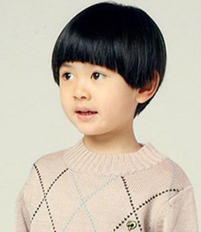 尤其是 儿童发型设计中,这款6岁小男孩弧线形刘海蘑菇头短发,清爽时尚