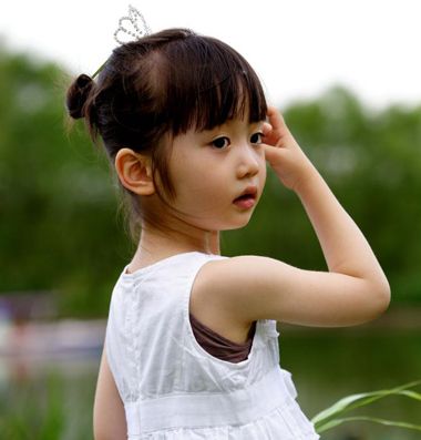 儿童沙宣齐刘海短发怎么扎好看 女童齐刘海发型图片