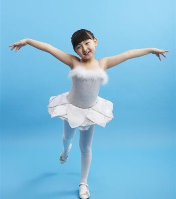 1儿童节小女孩舞蹈盘发发型