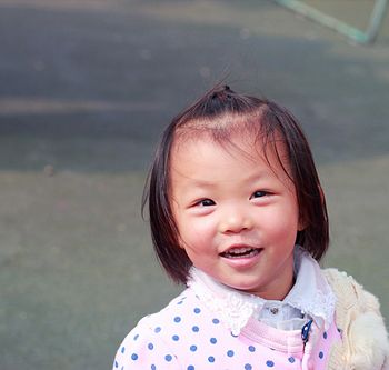 有没有两三岁小女孩发型扎发 漂亮小女孩的发