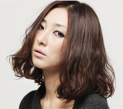 最新中年女性短发烫发发型图片 今年50岁中年女人短发烫发发型(2)