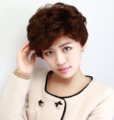 最新中年女性短发烫发发型图片 今年50岁中年