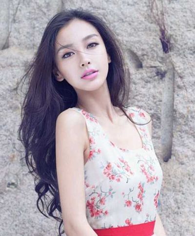 高额头适合的烫发发型图片 女生长发大卷烫发