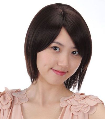 高中女生斜分刘海清爽短发发型清纯气质的邻家妹妹形象装扮的女孩子