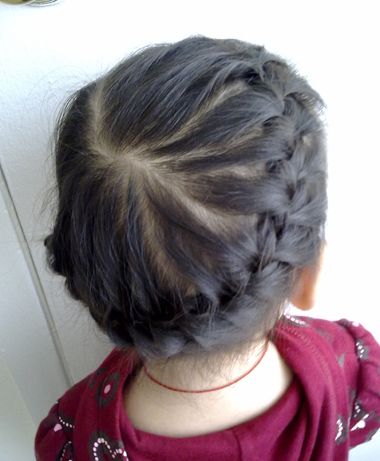 小孩怎么编头发好看 头发有点短的小女孩头发