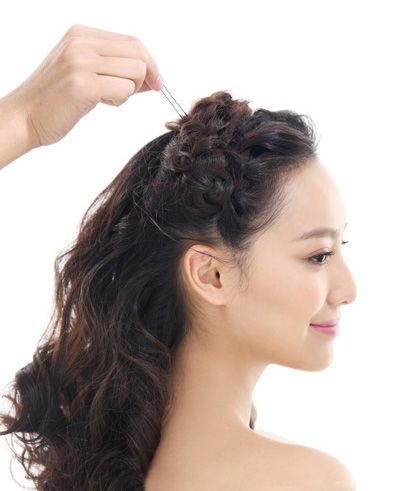 怎么盘新娘头 新娘中短发盘发教程(2)