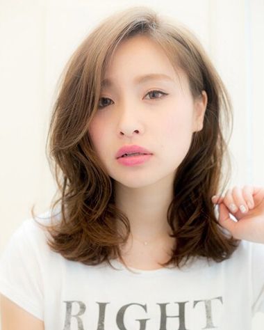 大眼睛过肩头发适合烫什么类型的头发 齐肩烫