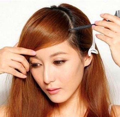 step2:用梳子将秀发分区,额前处的头发呈侧分的设计.