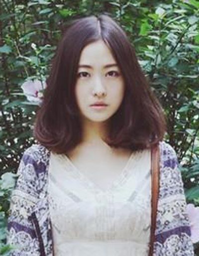 这一款女生斜分长刘海梳发齐肩中短发造型一定很符合你的气质哟~简单