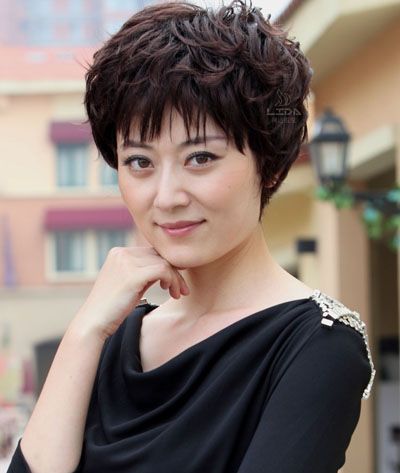 小麦穗短烫发发型 女生短发麦穗烫图片