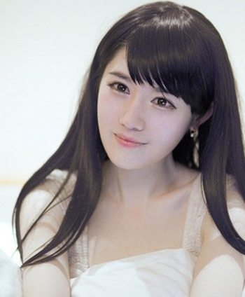 长瓜子脸女生斜刘海中长直发发型