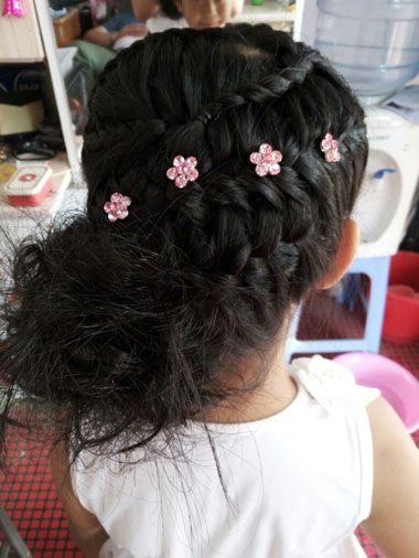 怎么简单盘13岁女生发型 小孩简单的发型盘发